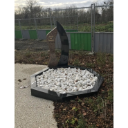 Jardins du souvenir - Les Stèles - Stèle lumière / arbre de vie en granit massif_1