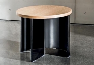 Table basse Regolo Round - ronde en chêne plaqué avec base en verre fumé et design Lievore Altherr Molina_1