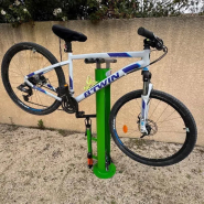 Station de réparation et gonflage pour vélos VELOREP - acier inox, vert, Hauteur 110 cm, Ø 15,2 cm_1