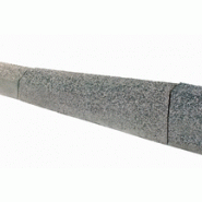 Bordure de voirie en béton gris résistante aux agressions climatiques