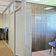 Evajoncia - Cloisons amovibles en aluminium - Isolation acoustique laine de 85 mm - Panneaux décor bois_1