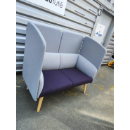 Canapé 2 places SEDUS avec séparation visuelle - d'occasion - pieds en bois - design moderne_1