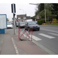 Barrière extensible de regard en acier - rouge et blanc - couvre jusqu'à 1,30 m² au sol_1