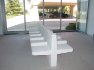 Banc en béton Nù - Banc urbain en béton armé pour espaces publics - Blanc et gris - 150 x 85 x 40 cm_1