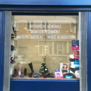 Lettrage adhésif sur vitrine, personnalisable et utilisable sur divers supports -Art & Com_2