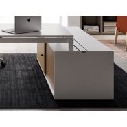 Bureau de direction MASTER Wood sur crédence - Plateau spacieux avec crédence équipée et finitions bois clair_1