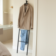 Échelle porte-vêtements Linn -Black avec 3 barres pour suspendre, section supérieure en forme d'épaule et crochet pratique_1