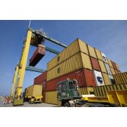 Grue portuaire - Liebherr - portiques de stockage sur pneus avec système anti-balant et envergures de 5 à 8 conteneurs_1