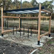 Abri vélos robuste et moderne - toiture plane en mélèze FSC - capacité 9 vélos_1