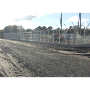 Grillage défensif ondulé avec poteaux aluminium et dalles de soubassement