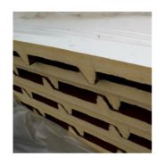 Panneaux sandwich pour toiture résistants à la condensation et à la corrosion