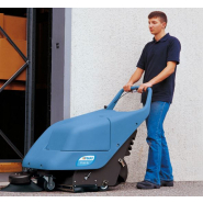 Balayeuse accompagnée FS50 BT - légère, compacte et tractée - pour espaces extérieurs jusqu'à 2500 m² - Réf. 110825_1