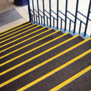 Couvre marche escalier antidérapant noir et jaune - 2mx345mmx55mm_1