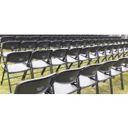 Location de chaises pliantes noires grand confort, attachables avec barres inter-rangées_1