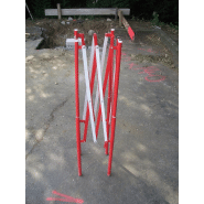 Barrière trou d'homme métallique, super repliable - extensible jusqu'à 2,6 m - modèles disponibles Quadran et extensible droit_1