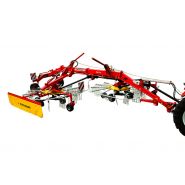 Machine agricole double-andaineur Pöttinger avec grande stabilité