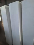 Armoire haute blanche d'occasion - Design moderne, portes coulissantes, 220 cm de hauteur - Rangement optimisé_1