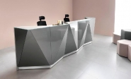 Banque d'accueil Alpha - style classique et luxueux avec façade en verre brillante et modules PMR_1