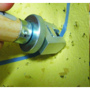 Appareil pour éliminer le surplus de cordon en plinthe