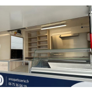 Remorque aménagée pour Food Truck - pâtisserie avec espace optimisé, vitrines réfrigérées et équipements personnalisables_1