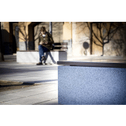 Banc public Kube Luz Mad UM372LML - béton gris granite, lattes en bois tropical, lampe LED intégrée_1