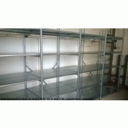 Système de stockage léger avec montants et tablettes métalliques