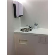 Vue latérale de la remorque sanitaire fleurie