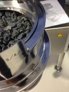 Alimentateurs vibrants pour obturateurs en caoutchouc et capsules d'aluminium - GMS Feeding Systems - normes cGMP et FDA_1