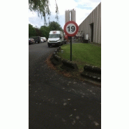 Panneaux routiers - différentes dimensions et types - fixations variées : poteaux, brides d'attaches, plaque à spitter en métal_1