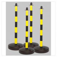 Quatre poteaux de signalisation avec socle à remplir d'eau, sable ou gravier