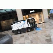 Balayeuse compacte Johnston C201 - 4 roues directrices, faible impact environnemental et hautes performances_1
