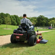 Machine de tonte robuste et durable idéale pour les pelouses jusqu'à 10 000 m²