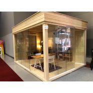 Petit chalet de jardin en bois avec design chaleureux