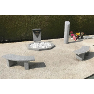 Stèles personnalisées Jardins du souvenir - Mausolé / pyramide / rocher en granit massif_1