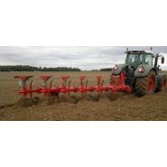 Charrue robuste avec vérin oscillant pour effort décroissant