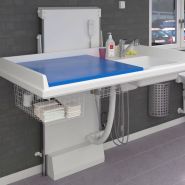 Table à langer pour handicapé - Granberg - électrique à hauteur variable, 140 cm de largeur avec lavabo à droite - 334-141_1
