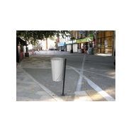 Poubelle urbaine Up10 avec fixation au sol par vis
