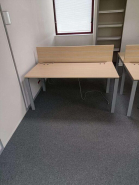 Bureau droit d'occasion - 160 cm x 80 cm - Plateau bois - Piètement gris_1