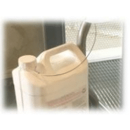 Présentoir universel pour gel hydroalcoolique - bidon de 5 litres - avec tablette d'affichage et câble antivol intégré_1