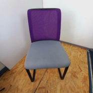 Chaise visiteur Eastside Steelcase d'occasion - structure métallique en forme de patin - dossier rembourré en résille_1