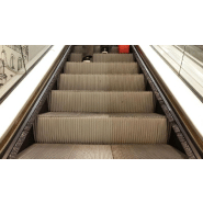 Dispositif de nettoyage efficace pour escalators avec aspiration exceptionnelle
