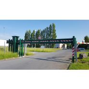 Portique limiteur d'accès motorisé adapté pour poids lourds et caravanes