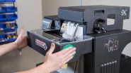 Ensacheuse Sharp® SX™ - compacte, entièrement électrique avec écran tactile et impression efficace_1