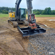 Outil de nivellement et compactage pour travaux de BTP