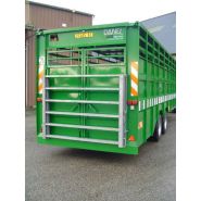 Remorque bétaillère avec porte arrière à 1 panneau et éclairage protégé