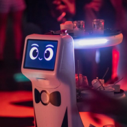 ROBOT DE SERVICE RESTAURATION ET SERVICE À TABLE PLATO ALDEBARAN UNITED ROBOTICS GROUP_1