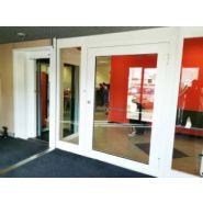 Porte blindée avec structure en acier et panneaux anti-perforation