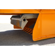 Ramasseuse de pierres à attelage fixe , articulé, déportable hydrauliquement_1