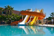 Toboggan adapté aux piscines et parcs aquatiques