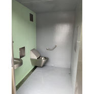 Cabine PMR avec mur urinoir, équipée de local technique, de finitions extérieures en bois, en trespa et en béton - référence 2073_1